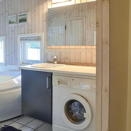 Дом отдыха Awesome Home In Oksbol With Sauna